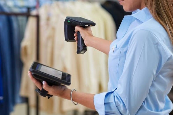 Operadora con lector RFID